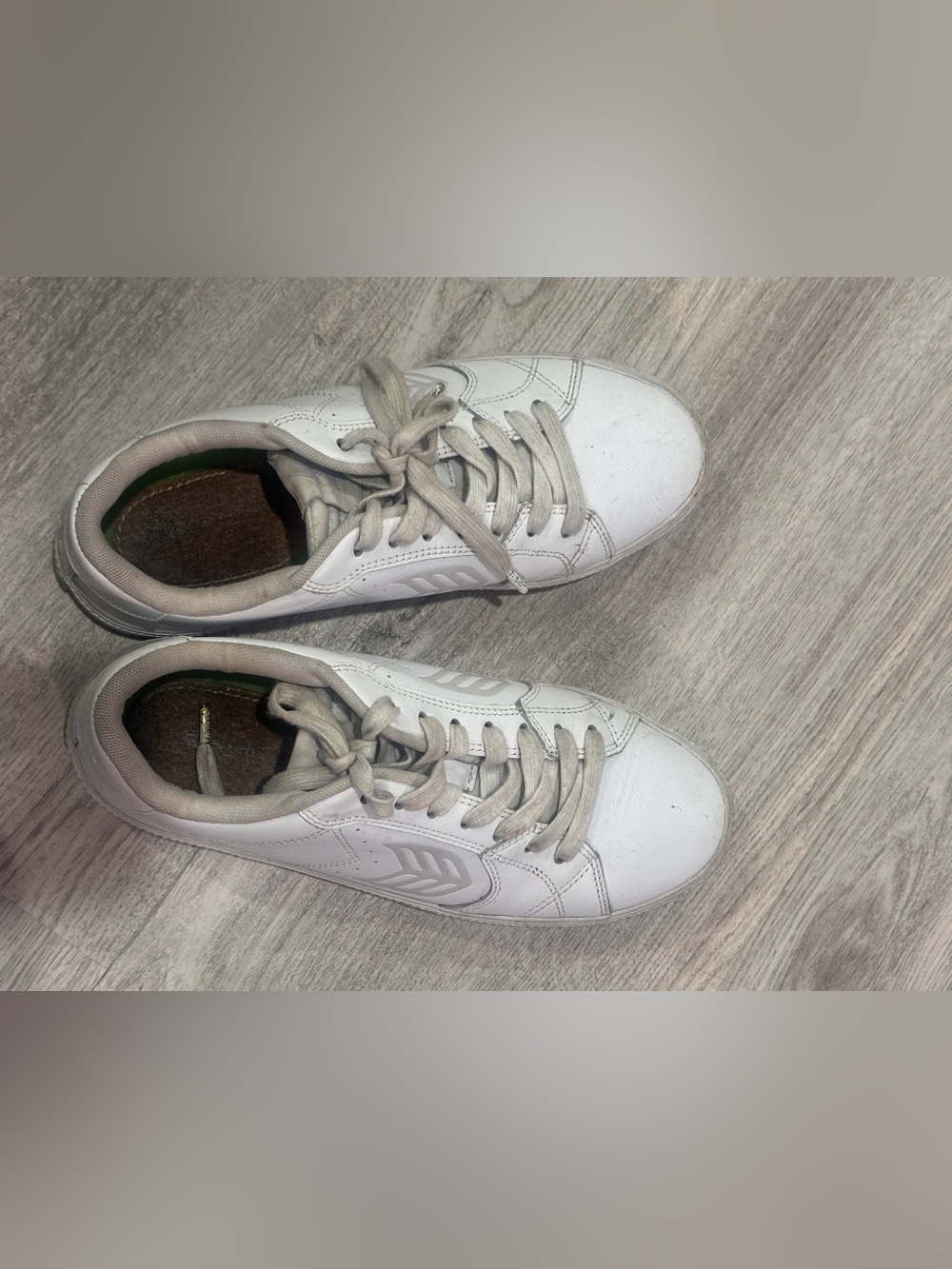 Cariuma White Sneakers